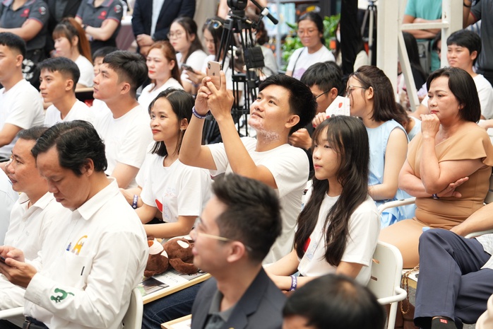 Á hậu Lệ Hằng động viên bệnh nhân bạch biến- Ảnh 6. Á hậu Lệ Hằng động viên bệnh nhân bạch biến- Ảnh 6.