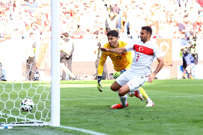 Thủ môn Altay Bayindir bất lực với bàn đá phản của Thủ môn Altay Bayindir bất lực với bàn đá phản của