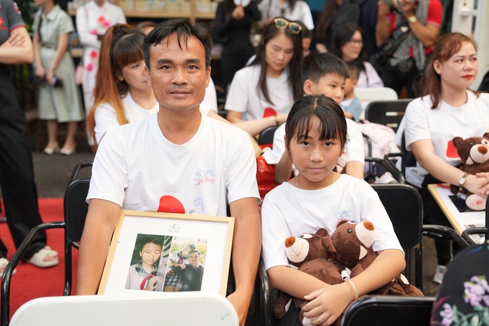 Á hậu Lệ Hằng động viên bệnh nhân bạch biến- Ảnh 7. Á hậu Lệ Hằng động viên bệnh nhân bạch biến- Ảnh 7.