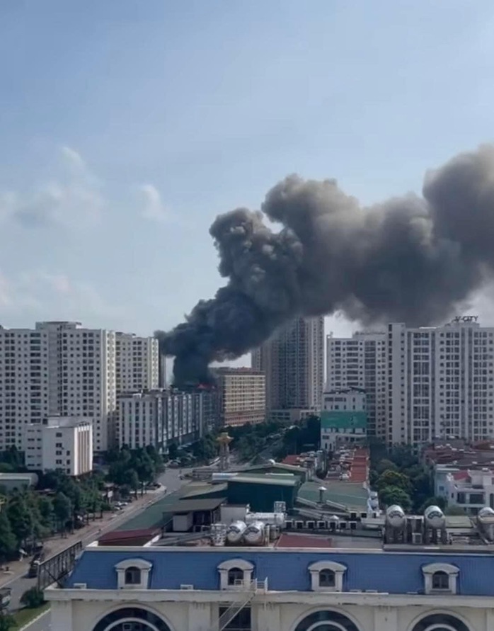 VIDEO: Cháy lớn tại toà nhà 9 tầng- Ảnh 4. VIDEO: Cháy lớn tại toà nhà 9 tầng- Ảnh 4.