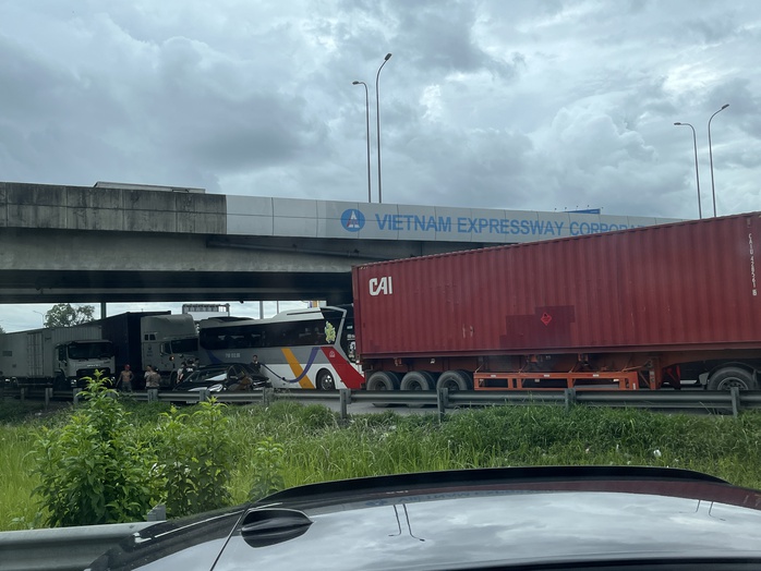 Kẹt xe kinh hoàng trên tuyến cao tốc TP HCM - Long Thành và Quốc lộ 51- Ảnh 4. Kẹt xe kinh hoàng trên tuyến cao tốc TP HCM - Long Thành và Quốc lộ 51- Ảnh 4.