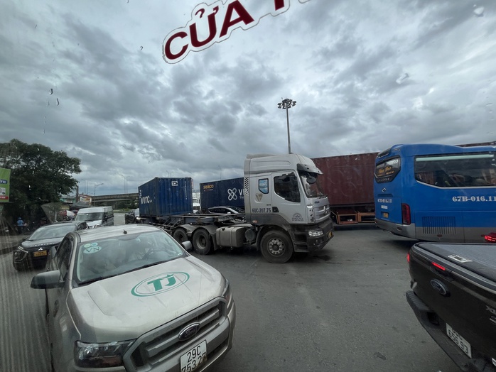 Kẹt xe kinh hoàng trên tuyến cao tốc TP HCM - Long Thành và Quốc lộ 51- Ảnh 9. Kẹt xe kinh hoàng trên tuyến cao tốc TP HCM - Long Thành và Quốc lộ 51- Ảnh 9.
