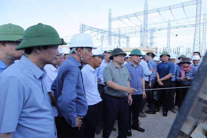 Thủ tướng động viên người lao động thi công đường dây 500 kV dưới nắng nóng đỉnh điểm - Ảnh 12. Thủ tướng động viên người lao động thi công đường dây 500 kV dưới nắng nóng đỉnh điểm - Ảnh 12.
