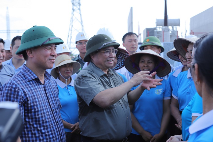 Thủ tướng động viên người lao động thi công đường dây 500 kV dưới nắng nóng đỉnh điểm - Ảnh 2. Thủ tướng động viên người lao động thi công đường dây 500 kV dưới nắng nóng đỉnh điểm - Ảnh 2.