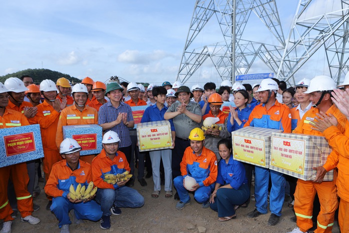 Thủ tướng động viên người lao động thi công đường dây 500 kV dưới nắng nóng đỉnh điểm - Ảnh 3. Thủ tướng động viên người lao động thi công đường dây 500 kV dưới nắng nóng đỉnh điểm - Ảnh 3.