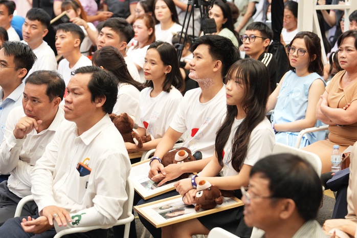 Á hậu Lệ Hằng động viên bệnh nhân bạch biến- Ảnh 5. Á hậu Lệ Hằng động viên bệnh nhân bạch biến- Ảnh 5.