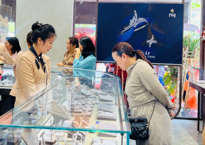 Giá vàng nhẫn "quay xe" giảm, vàng miếng SJC ổn định- Ảnh 1. Giá vàng nhẫn "quay xe" giảm, vàng miếng SJC ổn định- Ảnh 1.