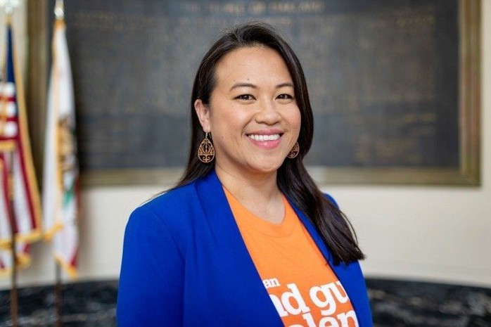 Bà Sheng Thao tại tòa thị chính Oakland, bang California – Mỹ tháng 7-2022. Ảnh: Oaklandside Bà Sheng Thao tại tòa thị chính Oakland, bang California – Mỹ tháng 7-2022. Ảnh: Oaklandside
