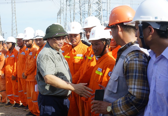 Thủ tướng động viên người lao động thi công đường dây 500 kV dưới nắng nóng đỉnh điểm - Ảnh 4. Thủ tướng động viên người lao động thi công đường dây 500 kV dưới nắng nóng đỉnh điểm - Ảnh 4.