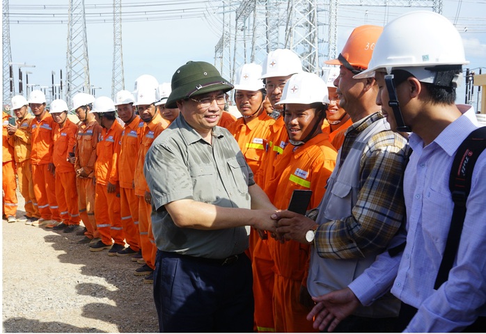 Thủ tướng động viên người lao động thi công đường dây 500 kV dưới nắng nóng đỉnh điểm - Ảnh 1. Thủ tướng động viên người lao động thi công đường dây 500 kV dưới nắng nóng đỉnh điểm - Ảnh 1.