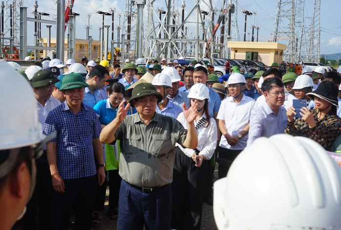 Thủ tướng động viên người lao động thi công đường dây 500 kV dưới nắng nóng đỉnh điểm - Ảnh 5. Thủ tướng động viên người lao động thi công đường dây 500 kV dưới nắng nóng đỉnh điểm - Ảnh 5.