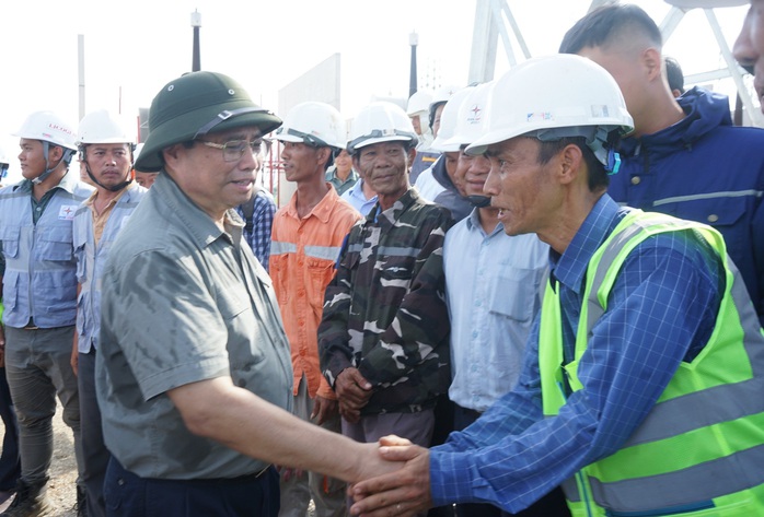 Thủ tướng động viên người lao động thi công đường dây 500 kV dưới nắng nóng đỉnh điểm - Ảnh 6. Thủ tướng động viên người lao động thi công đường dây 500 kV dưới nắng nóng đỉnh điểm - Ảnh 6.