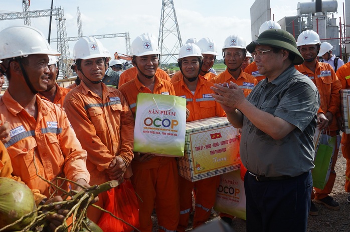 Thủ tướng động viên người lao động thi công đường dây 500 kV dưới nắng nóng đỉnh điểm - Ảnh 8. Thủ tướng động viên người lao động thi công đường dây 500 kV dưới nắng nóng đỉnh điểm - Ảnh 8.