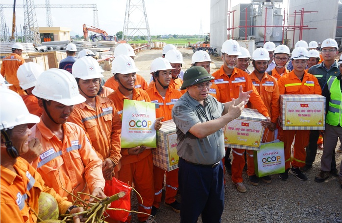 Thủ tướng động viên người lao động thi công đường dây 500 kV dưới nắng nóng đỉnh điểm - Ảnh 9. Thủ tướng động viên người lao động thi công đường dây 500 kV dưới nắng nóng đỉnh điểm - Ảnh 9.