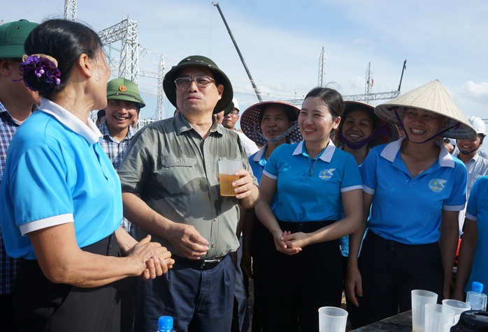 Thủ tướng động viên người lao động thi công đường dây 500 kV dưới nắng nóng đỉnh điểm - Ảnh 11. Thủ tướng động viên người lao động thi công đường dây 500 kV dưới nắng nóng đỉnh điểm - Ảnh 11.