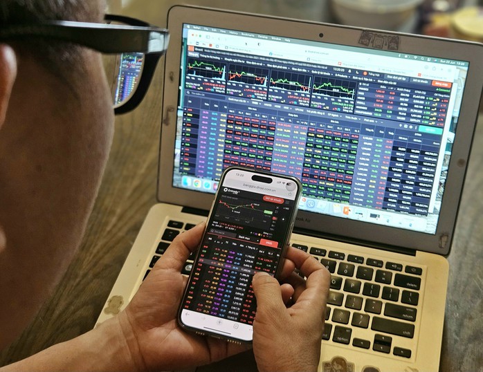 Bất chấp VN-Index lình xình dưới vùng 1.300 điểm, giá nhiều cổ phiếu công nghệ vẫn tăng vọt Ảnh: BÌNH AN Bất chấp VN-Index lình xình dưới vùng 1.300 điểm, giá nhiều cổ phiếu công nghệ vẫn tăng vọt Ảnh: BÌNH AN