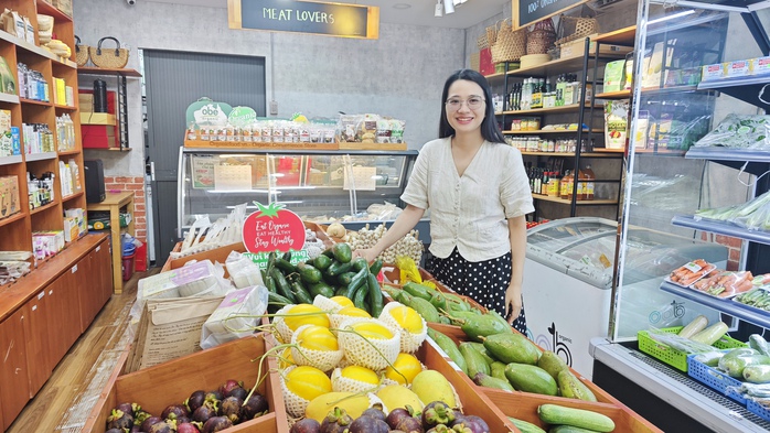 Chị Ngô Bích Quyên tại cửa hàng Organicfood trên đường Trần Não, TP Thủ ĐứcẢnh: AN NA Chị Ngô Bích Quyên tại cửa hàng Organicfood trên đường Trần Não, TP Thủ ĐứcẢnh: AN NA