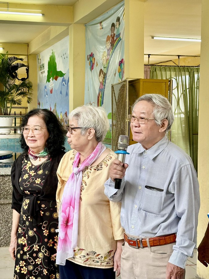 Đông khách yêu thơ, đồng nghiệp chúc mừng Đông khách yêu thơ, đồng nghiệp chúc mừng