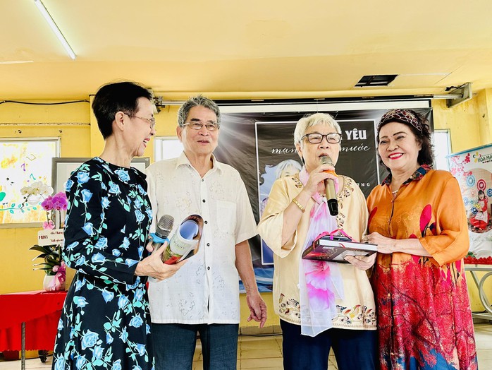 Đông khách yêu thơ, đồng nghiệp chúc mừng Đông khách yêu thơ, đồng nghiệp chúc mừng