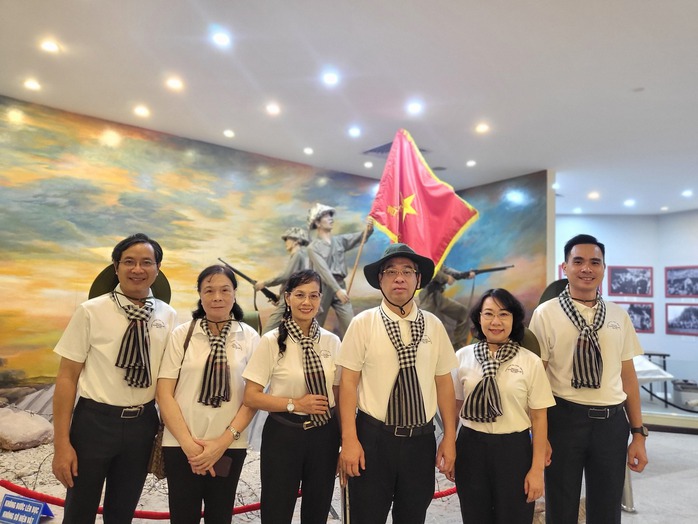 Đảng ủy khối Dân - Chính - Đảng TP HCM và Báo Người Lao Động trao tặng 1.000 lá cờ Tổ quốc - Ảnh 7. Đảng ủy khối Dân - Chính - Đảng TP HCM và Báo Người Lao Động trao tặng 1.000 lá cờ Tổ quốc - Ảnh 7.