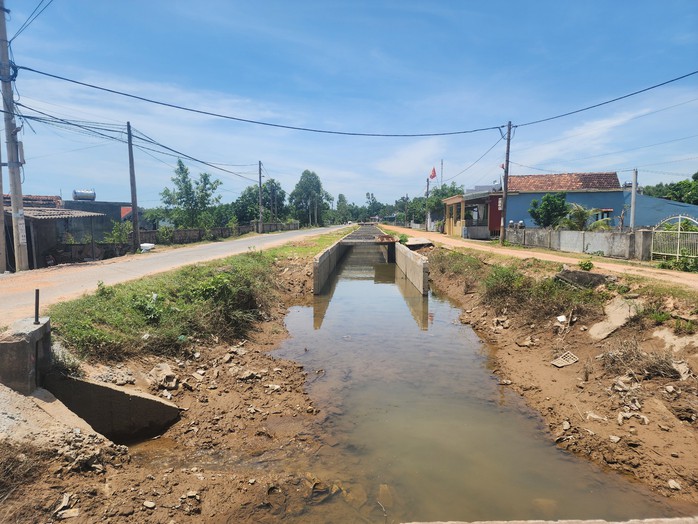 Kênh mương dài 2,2 km giá hàng chục tỉ đồng nhưng thi công "ì ạch"- Ảnh 3. Kênh mương dài 2,2 km giá hàng chục tỉ đồng nhưng thi công "ì ạch"- Ảnh 3.
