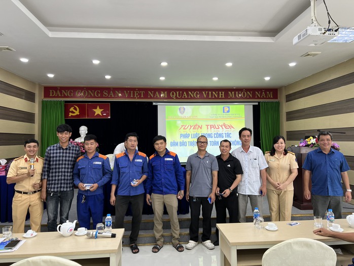 CSGT TP HCM cảnh báo hiểm họa khôn lường từ “điểm mù” ôtô- Ảnh 4. CSGT TP HCM cảnh báo hiểm họa khôn lường từ “điểm mù” ôtô- Ảnh 4.