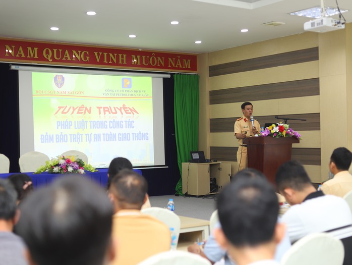CSGT TP HCM cảnh báo hiểm họa khôn lường từ “điểm mù” ôtô- Ảnh 3. CSGT TP HCM cảnh báo hiểm họa khôn lường từ “điểm mù” ôtô- Ảnh 3.