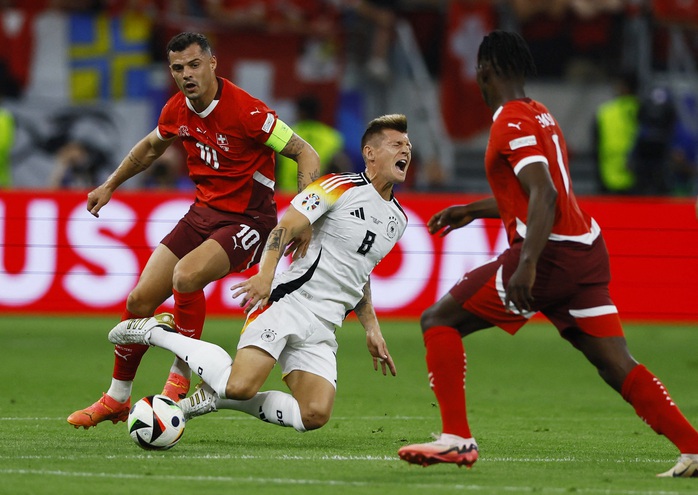 Pha tranh bóng quyết liệt giữa hai thủ lĩnh Granit Xhaka và Toni Kroos Pha tranh bóng quyết liệt giữa hai thủ lĩnh Granit Xhaka và Toni Kroos