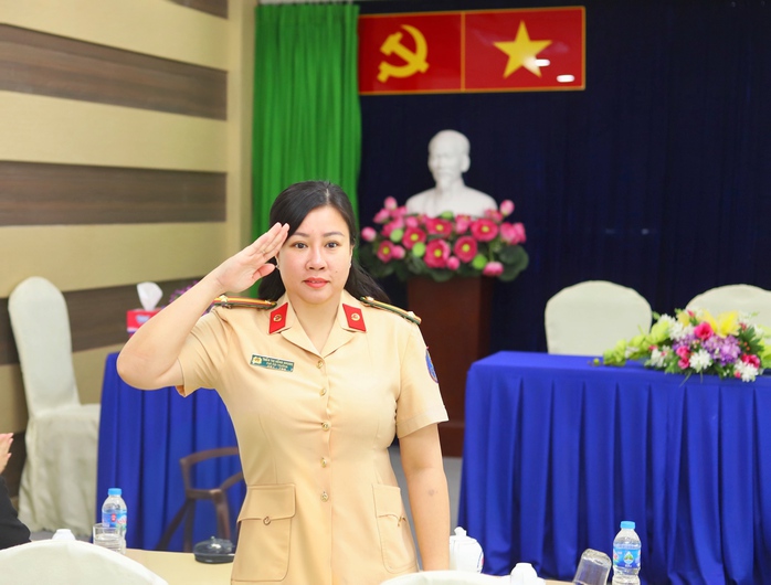 CSGT TP HCM cảnh báo hiểm họa khôn lường từ “điểm mù” ôtô- Ảnh 1. CSGT TP HCM cảnh báo hiểm họa khôn lường từ “điểm mù” ôtô- Ảnh 1.