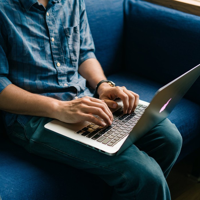 Quen để laptop lên đùi khi làm việc, chàng trai suy giảm tinh trùng- Ảnh 1. Quen để laptop lên đùi khi làm việc, chàng trai suy giảm tinh trùng- Ảnh 1.