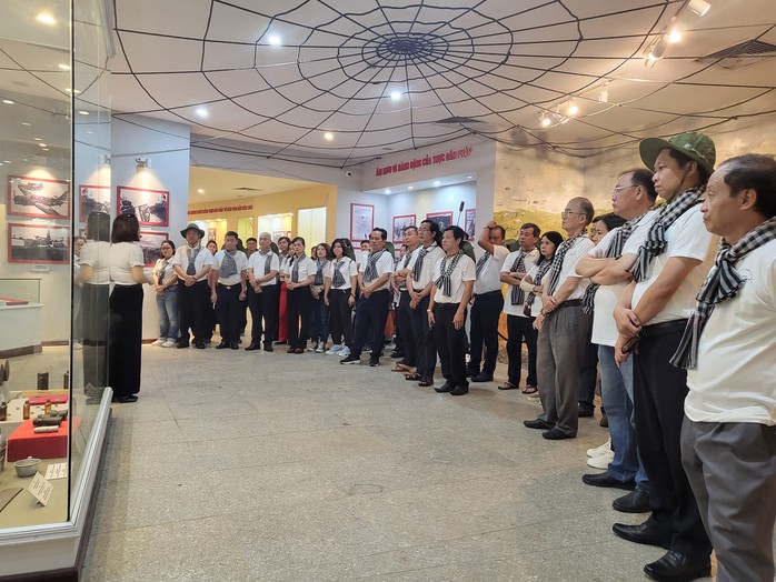 Đảng ủy khối Dân - Chính - Đảng TP HCM và Báo Người Lao Động trao tặng 1.000 lá cờ Tổ quốc - Ảnh 9. Đảng ủy khối Dân - Chính - Đảng TP HCM và Báo Người Lao Động trao tặng 1.000 lá cờ Tổ quốc - Ảnh 9.
