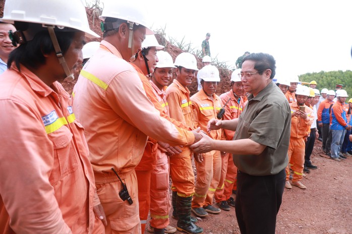 Thủ tướng thị sát tại công trường xây dựng đường dây 500 kV mạch 3- Ảnh 2.