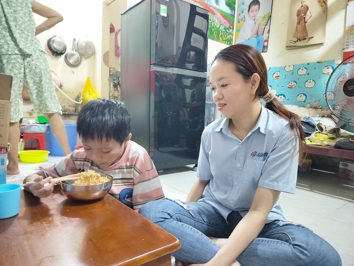 Làm việc 14-16 giờ/ngày, người lao động vẫn khó tích lũy- Ảnh 1. Làm việc 14-16 giờ/ngày, người lao động vẫn khó tích lũy- Ảnh 1.