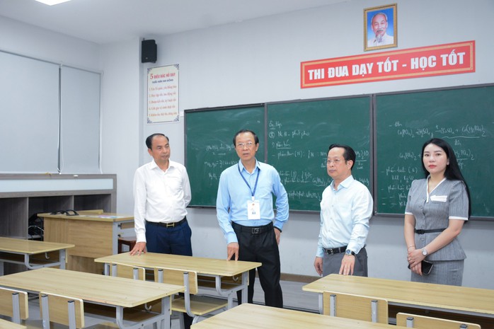 Thứ trưởng Phạm Ngọc Thưởng (thứ hai từ trái qua) kiểm tra công tác chuẩn bị thi tại Hà Nội Thứ trưởng Phạm Ngọc Thưởng (thứ hai từ trái qua) kiểm tra công tác chuẩn bị thi tại Hà Nội