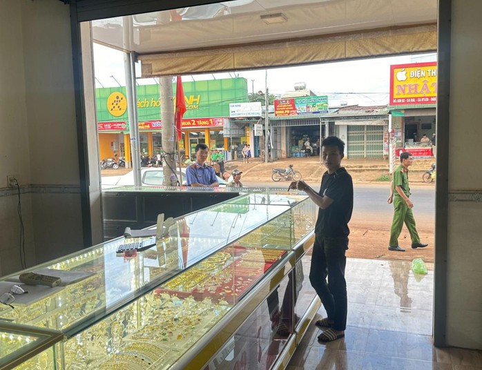 Bắt giữ thiếu niên 17 tuổi cướp giật tại tiệm vàng- Ảnh 1. Bắt giữ thiếu niên 17 tuổi cướp giật tại tiệm vàng- Ảnh 1.