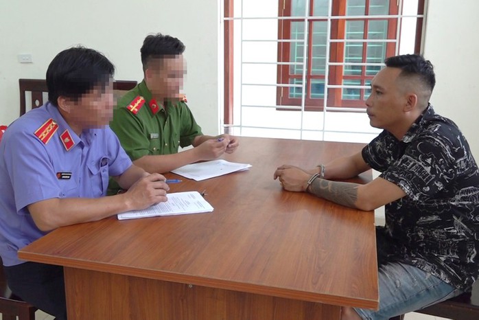 Bắt 18 đối tượng đánh bạc lưu động, thu nhiều xe ô tô- Ảnh 1. Bắt 18 đối tượng đánh bạc lưu động, thu nhiều xe ô tô- Ảnh 1.