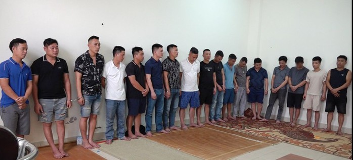 Bắt 18 đối tượng đánh bạc lưu động, thu nhiều xe ô tô- Ảnh 2. Bắt 18 đối tượng đánh bạc lưu động, thu nhiều xe ô tô- Ảnh 2.