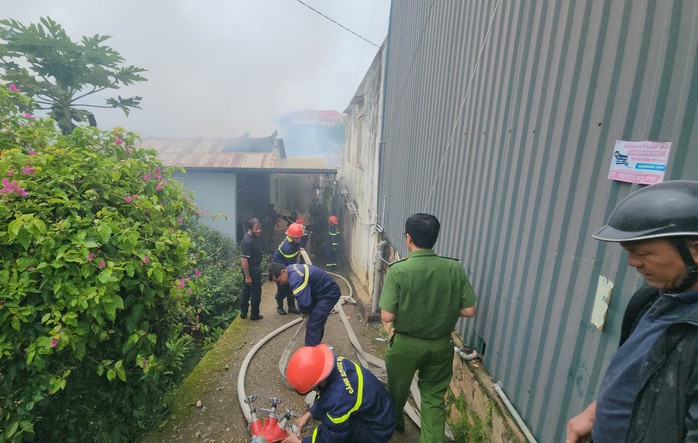 Cháy nhà trọ ở Đà Lạt, 3 cháu nhỏ tử vong thương tâm - Ảnh 2. Cháy nhà trọ ở Đà Lạt, 3 cháu nhỏ tử vong thương tâm - Ảnh 2.