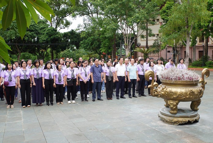 Đảng ủy khối Dân - Chính - Đảng TP HCM và Báo Người Lao Động tặng 1.000 lá cờ Tổ quốc tại Sơn La- Ảnh 5. Đảng ủy khối Dân - Chính - Đảng TP HCM và Báo Người Lao Động tặng 1.000 lá cờ Tổ quốc tại Sơn La- Ảnh 5.