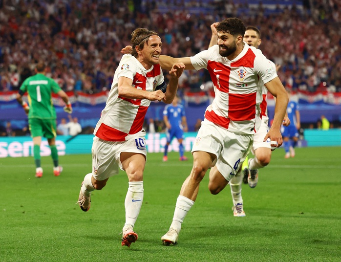 Luka Modric không giải nghệ dù Croatia bị loại khỏi Euro 2024- Ảnh 5. Luka Modric không giải nghệ dù Croatia bị loại khỏi Euro 2024- Ảnh 5.