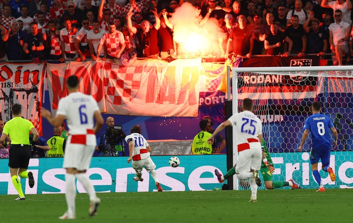 Luka Modric không giải nghệ dù Croatia bị loại khỏi Euro 2024- Ảnh 3. Luka Modric không giải nghệ dù Croatia bị loại khỏi Euro 2024- Ảnh 3.