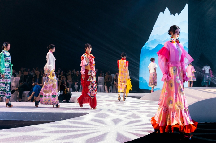 Hoa hậu Thế giới 2019 hát tiếng Việt- Ảnh 4. Hoa hậu Thế giới 2019 hát tiếng Việt- Ảnh 4.