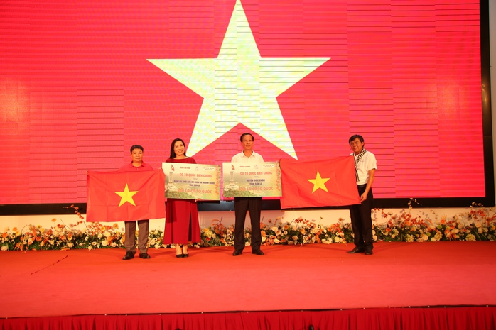 Đảng ủy khối Dân - Chính - Đảng TP HCM và Báo Người Lao Động tặng 1.000 lá cờ Tổ quốc tại Sơn La- Ảnh 3. Đảng ủy khối Dân - Chính - Đảng TP HCM và Báo Người Lao Động tặng 1.000 lá cờ Tổ quốc tại Sơn La- Ảnh 3.