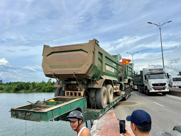 Húc vào thành cầu, xe đầu kéo rớt xuống bãi bồi ven sông- Ảnh 2.