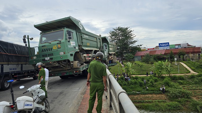 Húc vào thành cầu, xe đầu kéo rớt xuống bãi bồi ven sông- Ảnh 6.