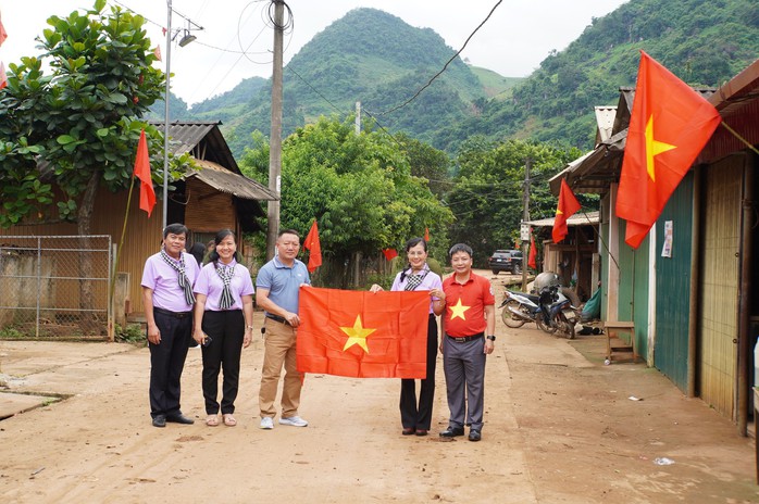 Đảng ủy khối Dân - Chính - Đảng TP HCM và Báo Người Lao Động tặng 1.000 lá cờ Tổ quốc tại Sơn La- Ảnh 4. Đảng ủy khối Dân - Chính - Đảng TP HCM và Báo Người Lao Động tặng 1.000 lá cờ Tổ quốc tại Sơn La- Ảnh 4.