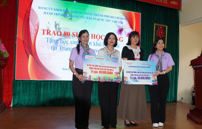 Đảng ủy khối Dân - Chính - Đảng TP HCM và Báo Người Lao Động tặng 1.000 lá cờ Tổ quốc tại Sơn La- Ảnh 1. Đảng ủy khối Dân - Chính - Đảng TP HCM và Báo Người Lao Động tặng 1.000 lá cờ Tổ quốc tại Sơn La- Ảnh 1.
