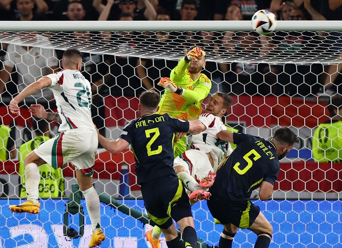 Euro 2024: Sau chấn thương kinh hoàng ở mặt, tuyển thủ Hungary giờ ra sao?- Ảnh 4.