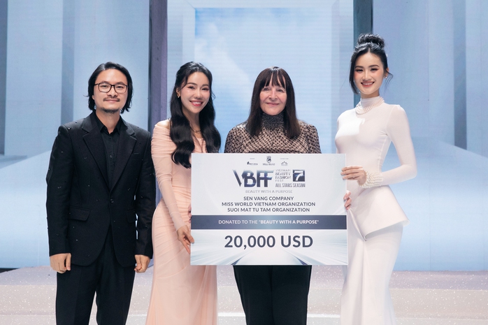 Hoa hậu Thế giới 2019 hát tiếng Việt- Ảnh 2. Hoa hậu Thế giới 2019 hát tiếng Việt- Ảnh 2.