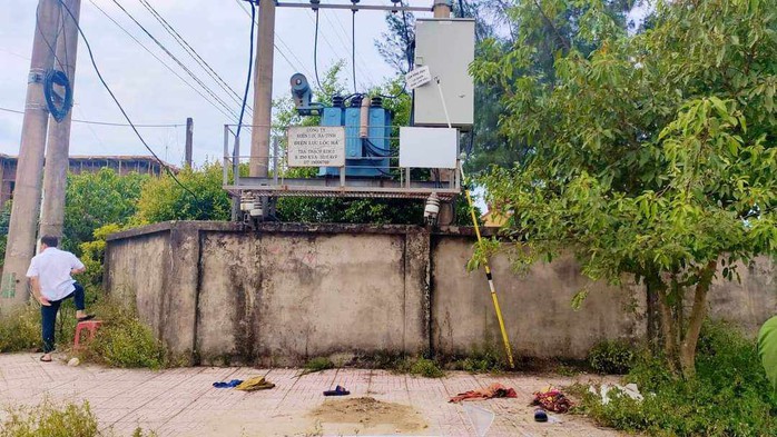 Trèo lên trạm biến áp gỡ diều, nam sinh lớp 7 bị điện giật tử vong- Ảnh 1. Trèo lên trạm biến áp gỡ diều, nam sinh lớp 7 bị điện giật tử vong- Ảnh 1.